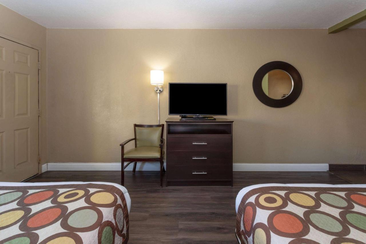 Super 8 By Wyndham Nau/downtown Conference Center Motel 2*